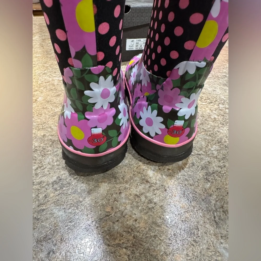 New BOGS Kids Winter Boots – Flower Dots – Size 4 (Big Kid)